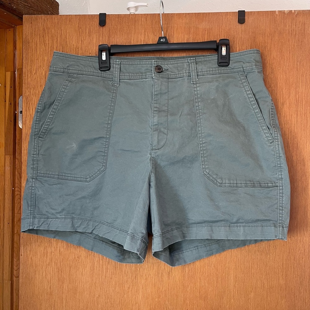 Gap Women’s NWOT Girlfriend Khaki Short size 18